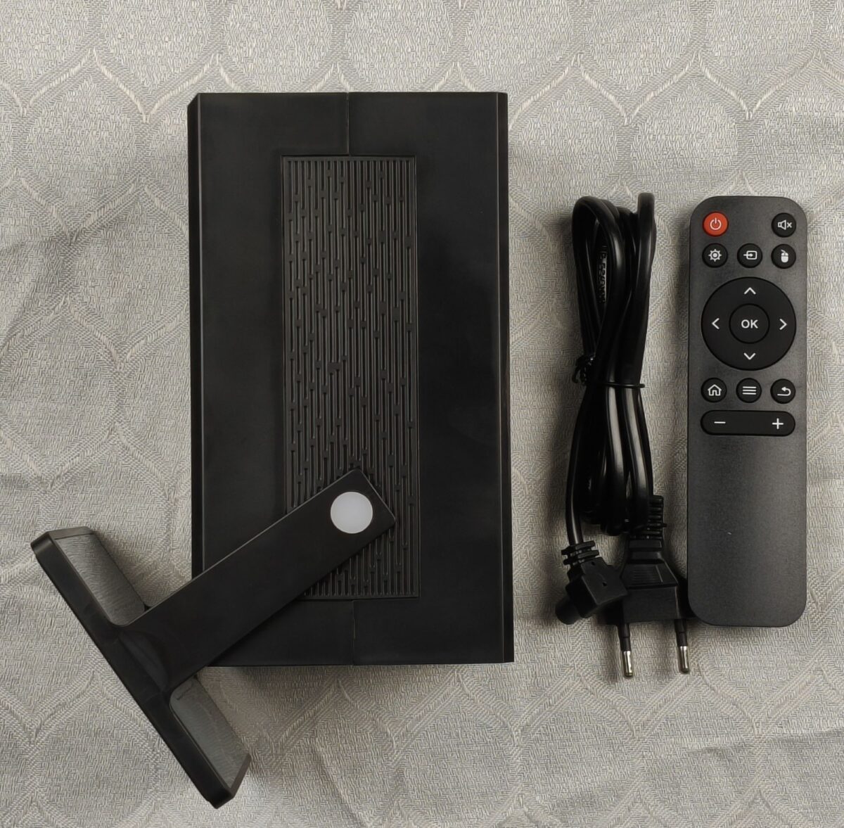 HY 320 BIG Android Smart Projector (4GB/32GB) - Image 3