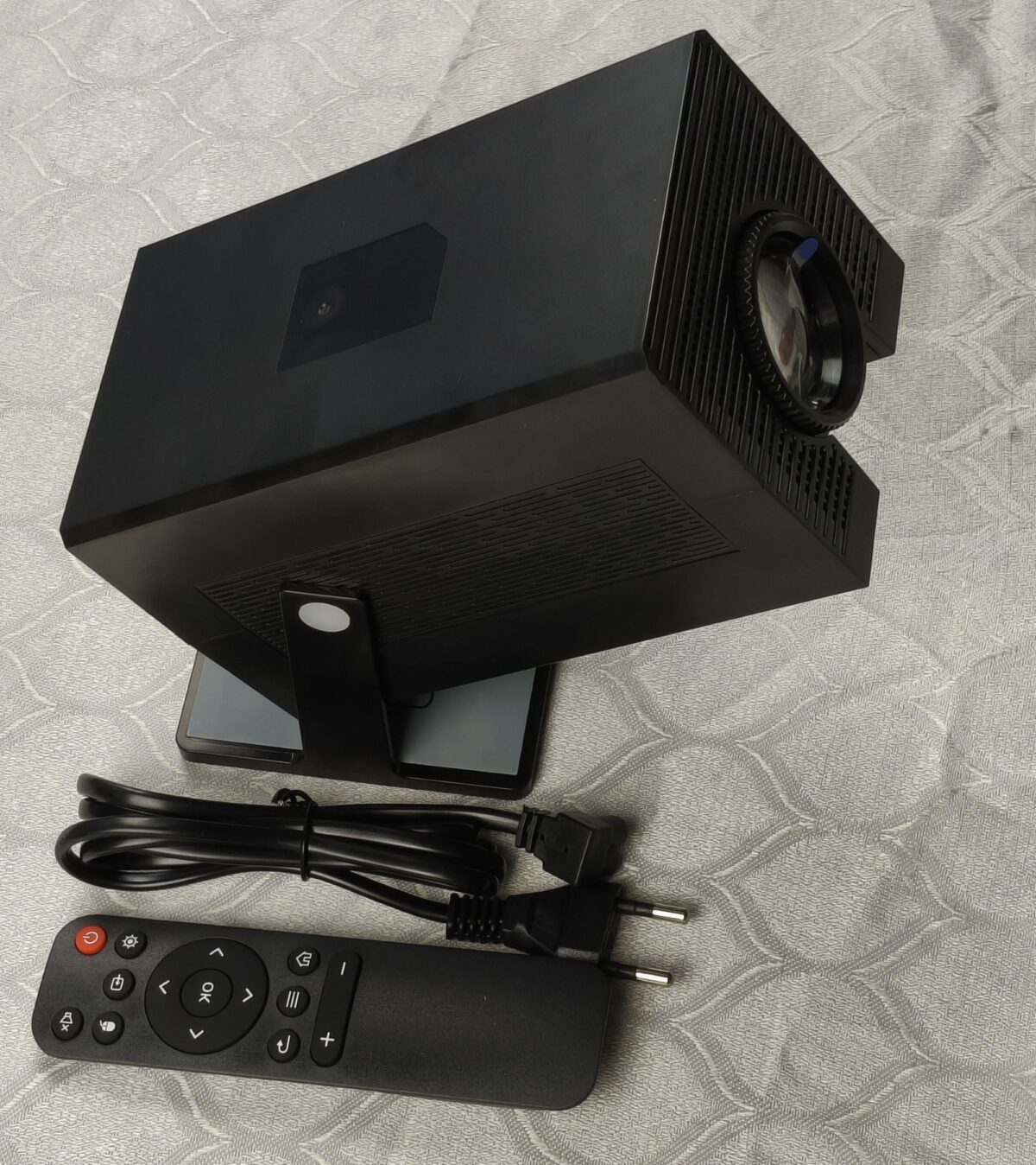 HY 320 BIG Android Smart Projector (4GB/32GB) - Image 5
