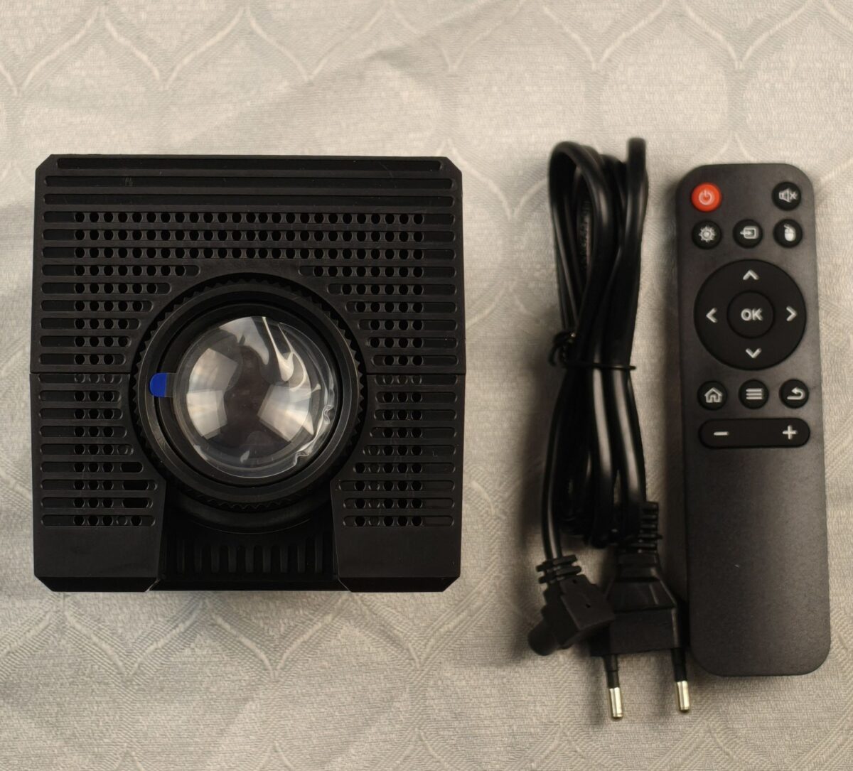 HY 320 BIG Android Smart Projector (4GB/32GB) - Image 2